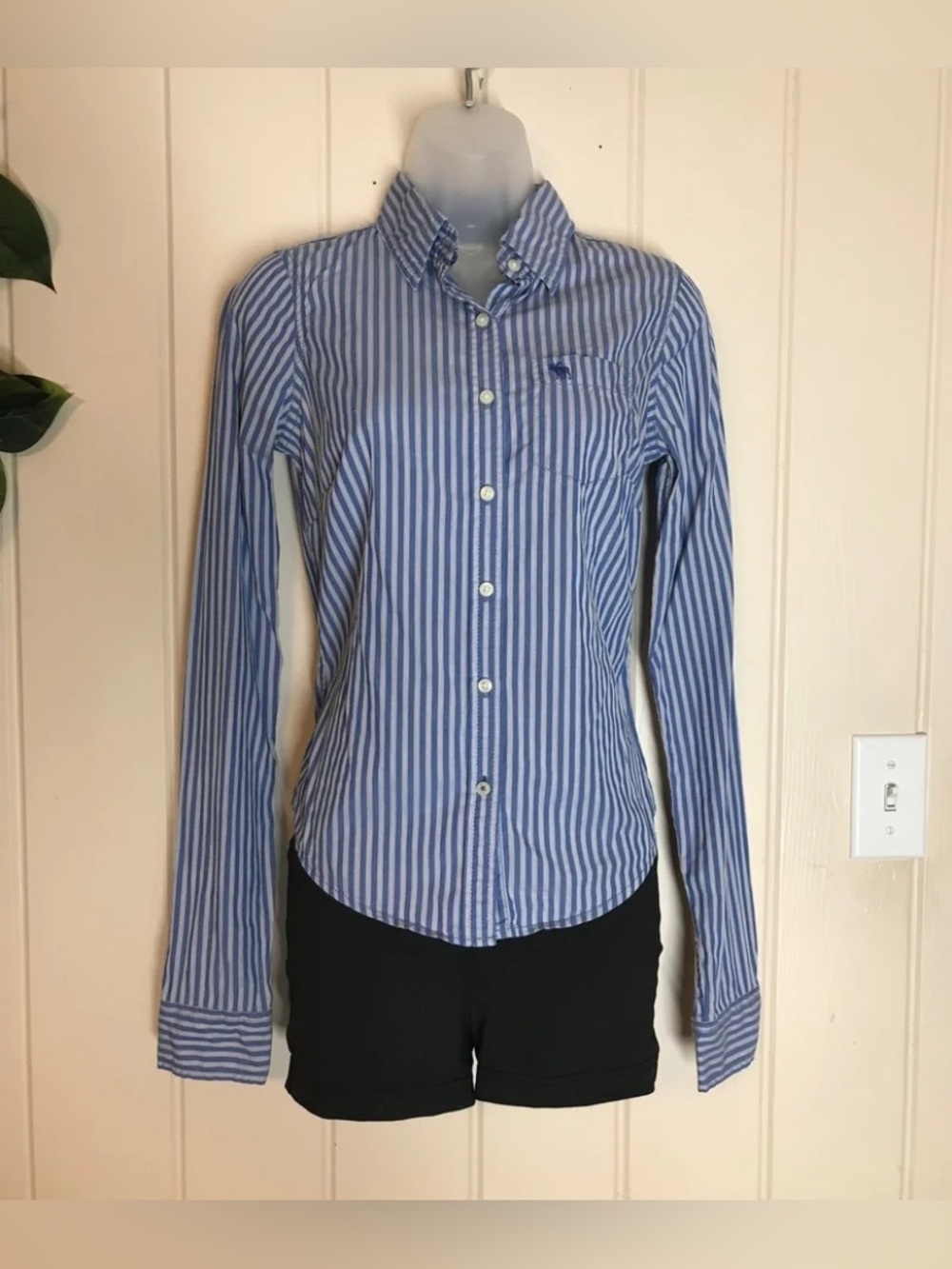 Abercrombie & Fitch LS Blue & White Stripe Button Down Blouse
Small 4 - 6
Pocket - Picture 5 of 16